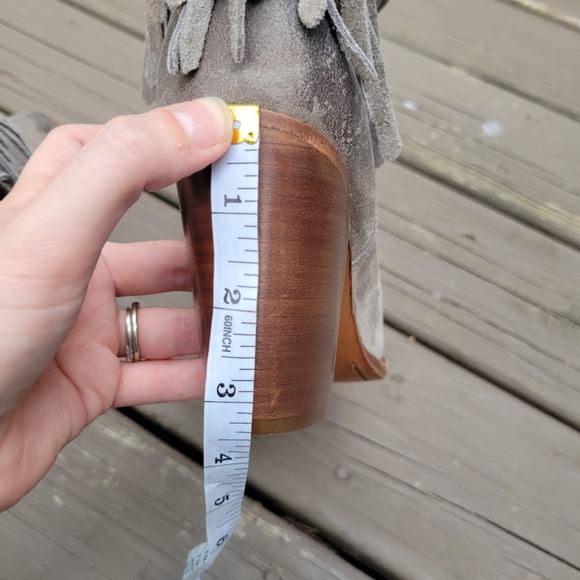 Frye Ilana Grey Suede Burnished Toe Fringe Western Boho Cowgirl Ankle Boots 9 - Picture 9 of 10